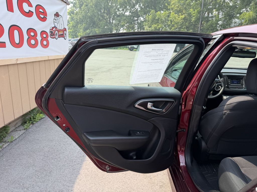 2016 Chrysler 200 Image 13