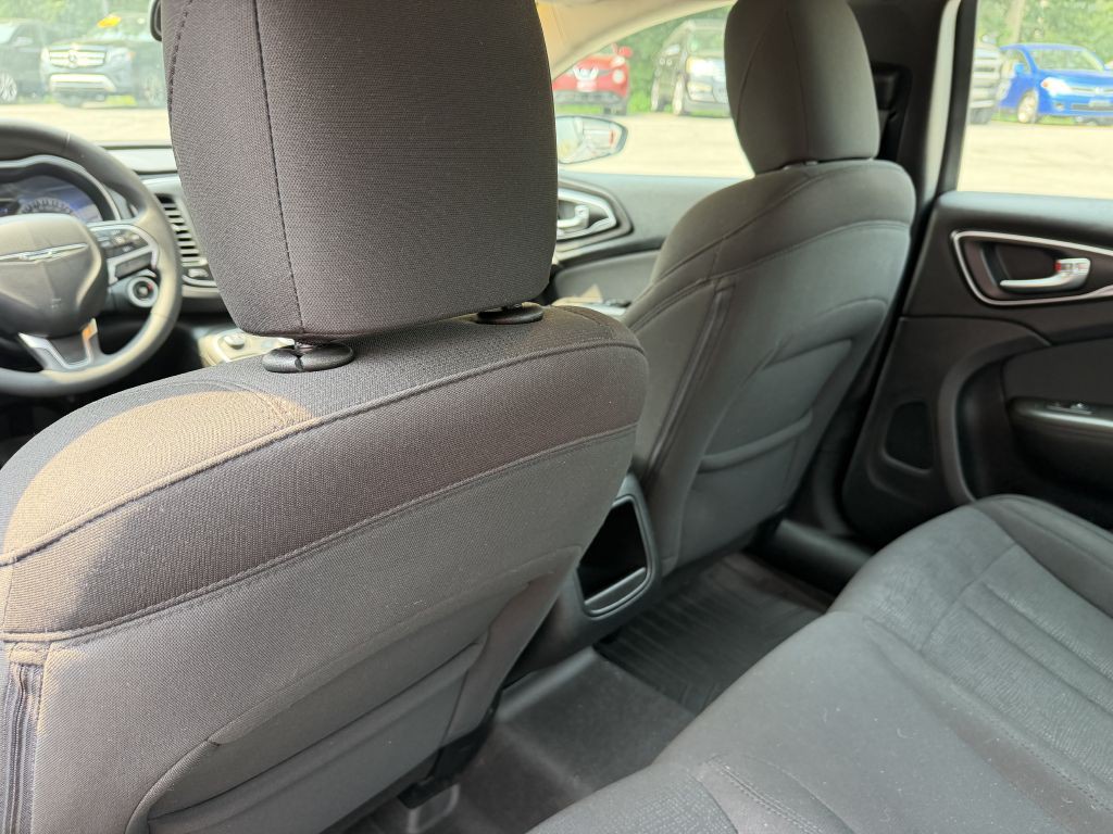 2016 Chrysler 200 Image 14