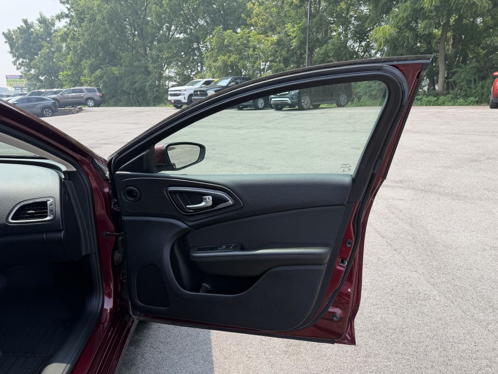 2016 Chrysler 200 Image 16