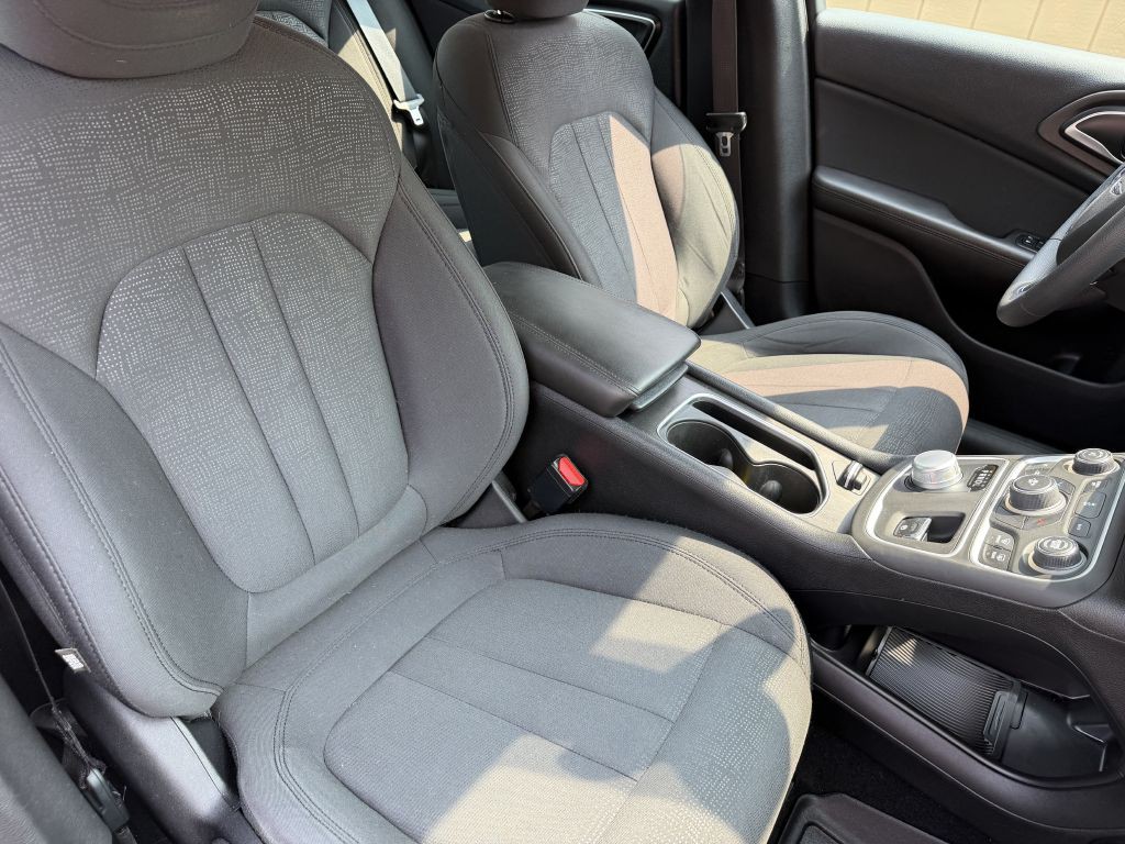 2016 Chrysler 200 Image 18