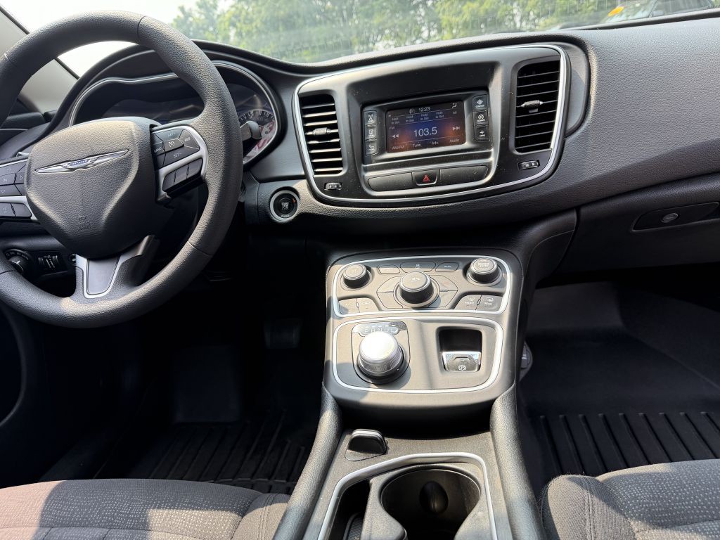 2016 Chrysler 200 Image 19