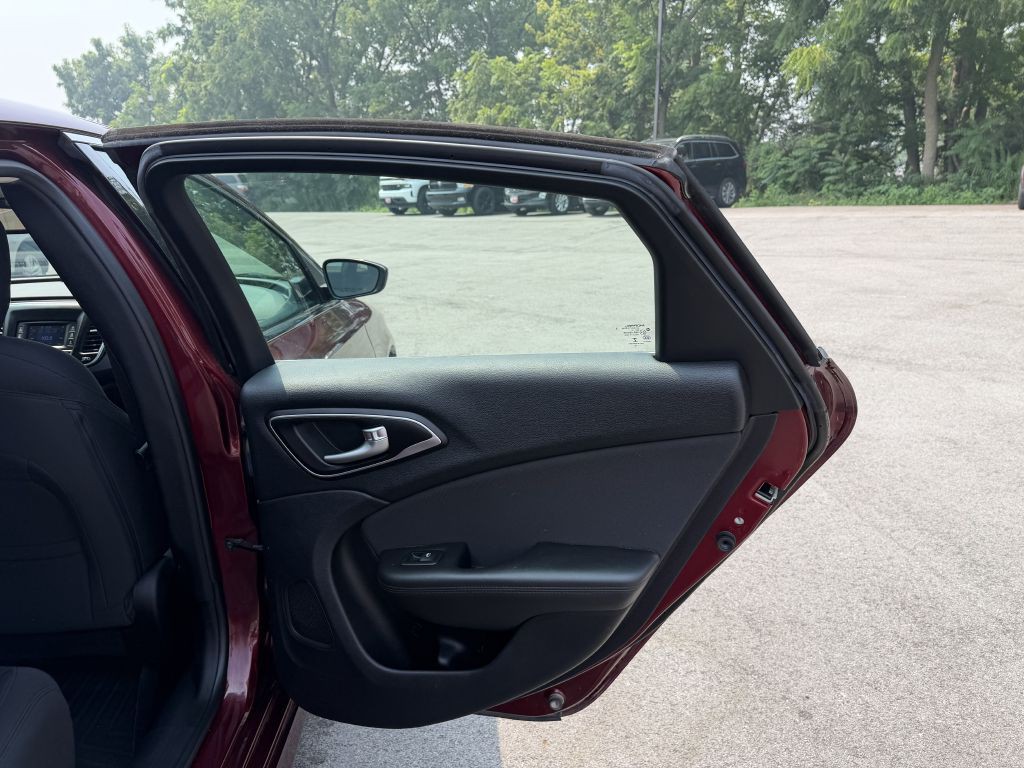 2016 Chrysler 200 Image 20