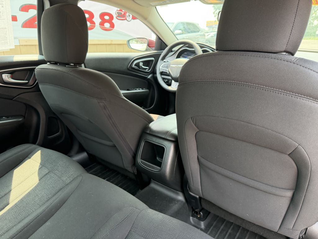 2016 Chrysler 200 Image 21