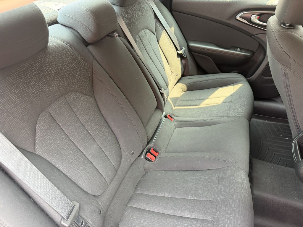 2016 Chrysler 200 Image 22