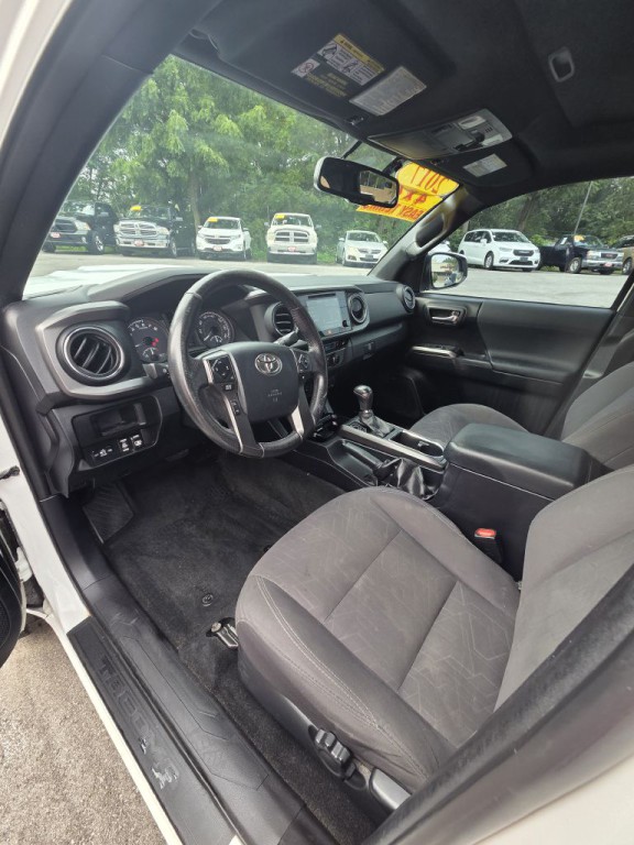 2017 Toyota Tacoma Image 9