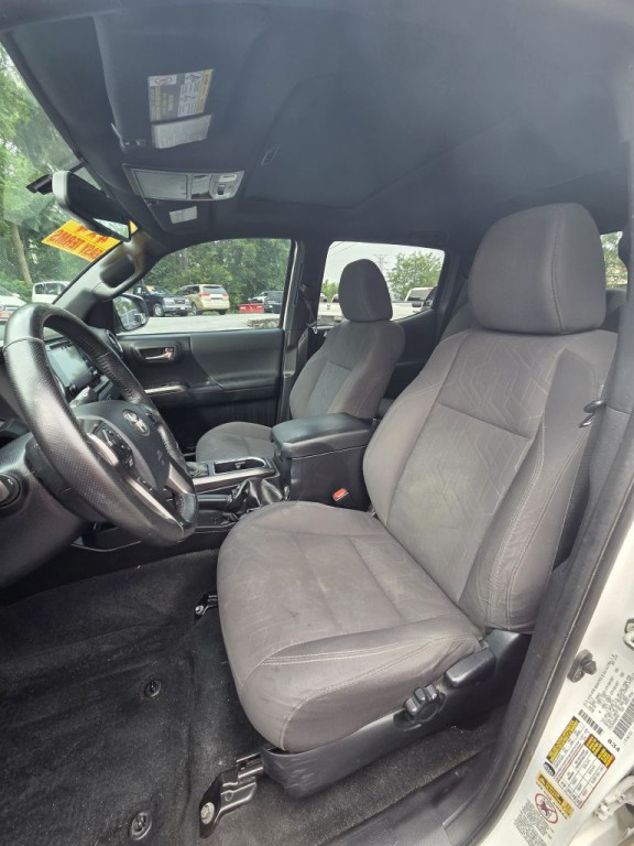 2017 Toyota Tacoma Image 10