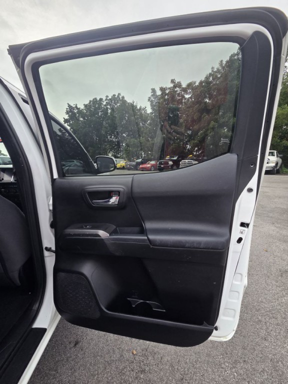 2017 Toyota Tacoma Image 14