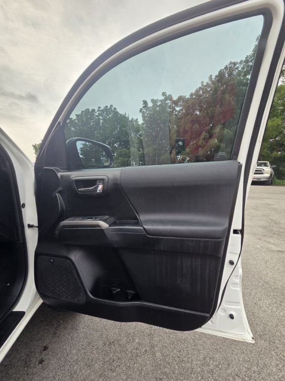 2017 Toyota Tacoma Image 17