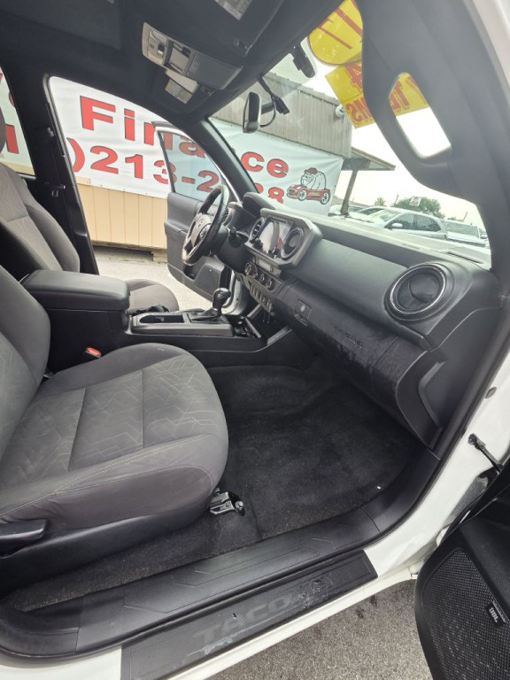 2017 Toyota Tacoma Image 18