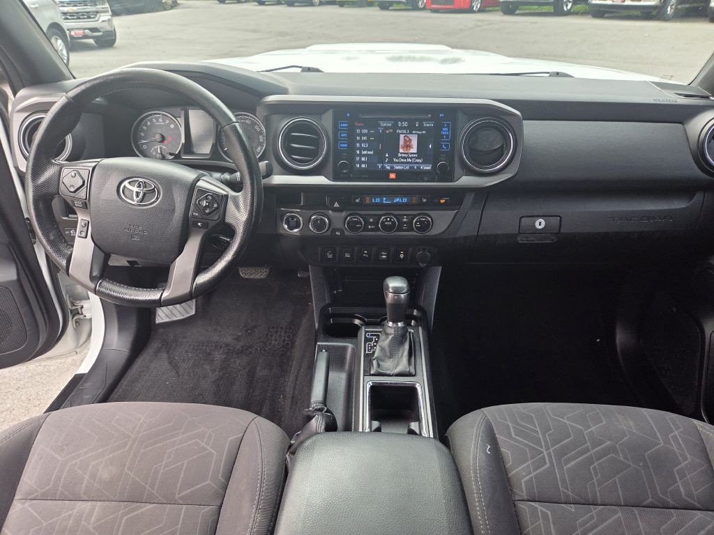 2017 Toyota Tacoma Image 20