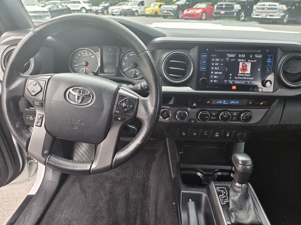 2017 Toyota Tacoma Image 21