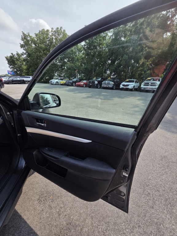 2011 Subaru Outback Image 16