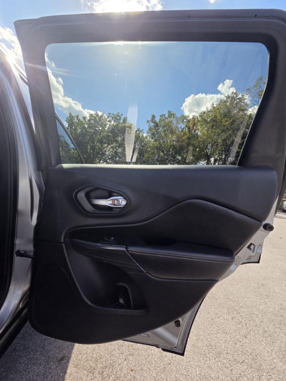 2015 Jeep Cherokee Image 17