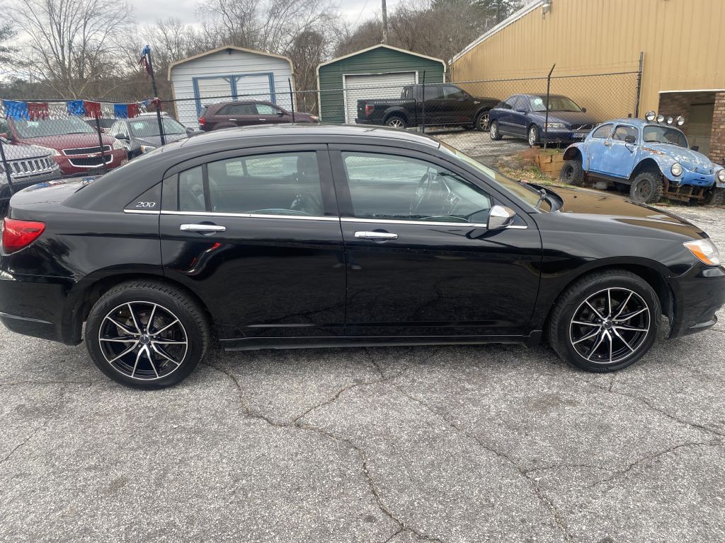 2013 Chrysler 200 Image 7