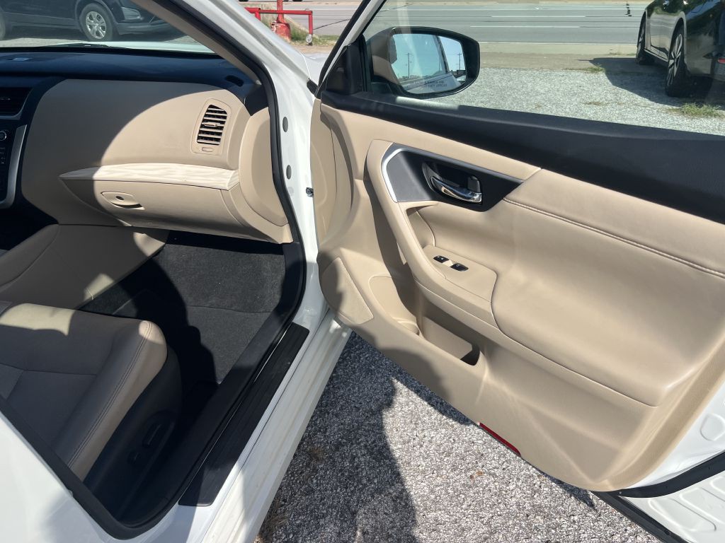 2017 Nissan Altima Image 18