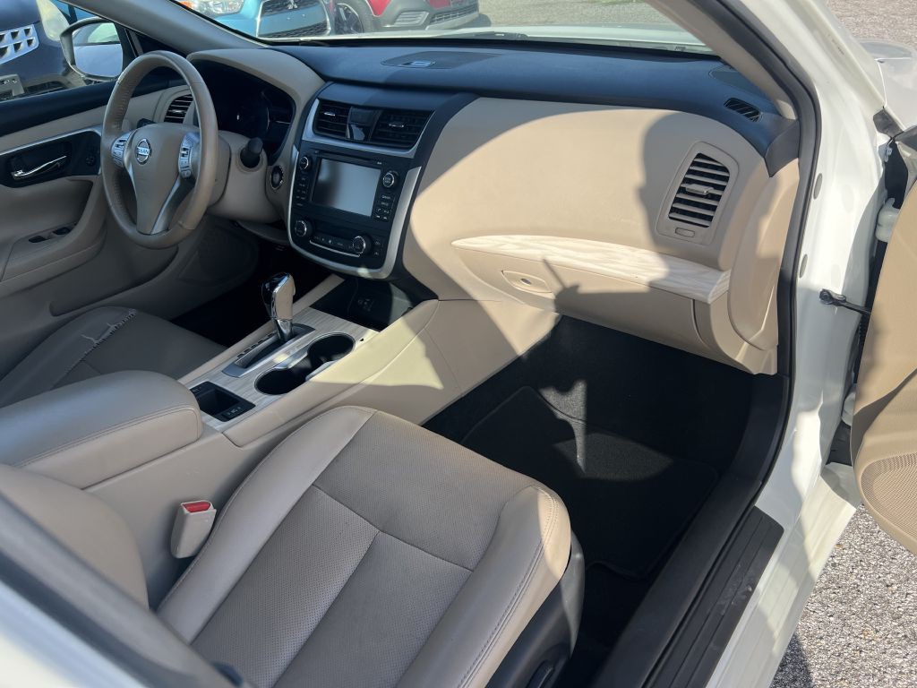 2017 Nissan Altima Image 25