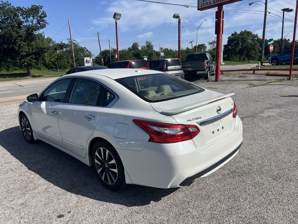 2017 Nissan Altima Image 2