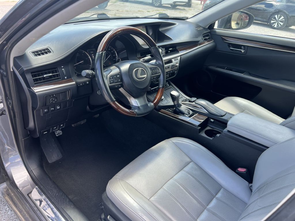 2016 Lexus ES Image 9