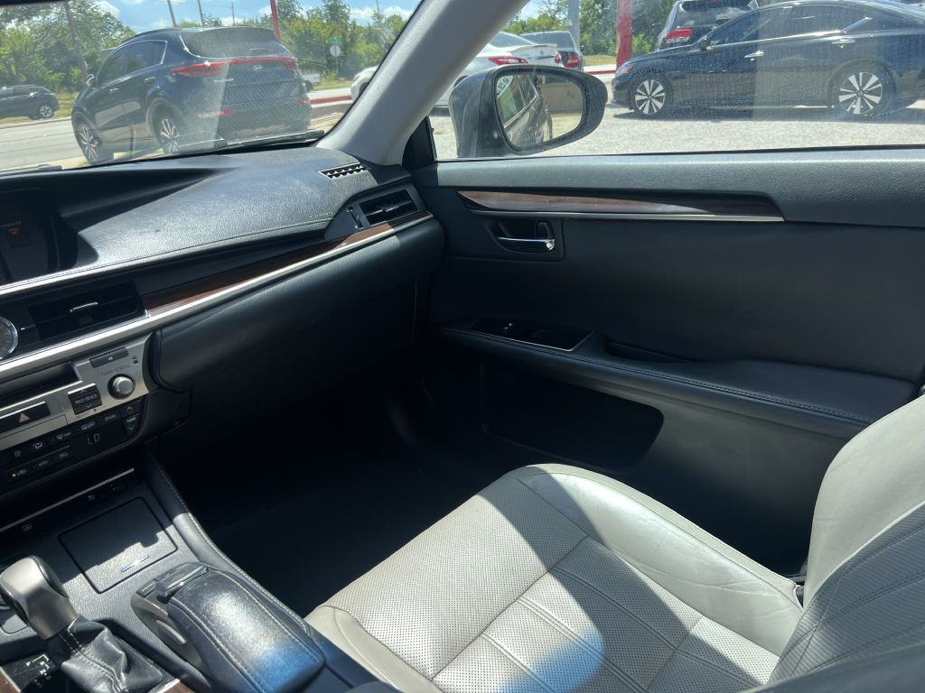 2016 Lexus ES Image 16