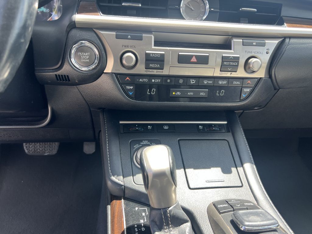 2016 Lexus ES Image 17
