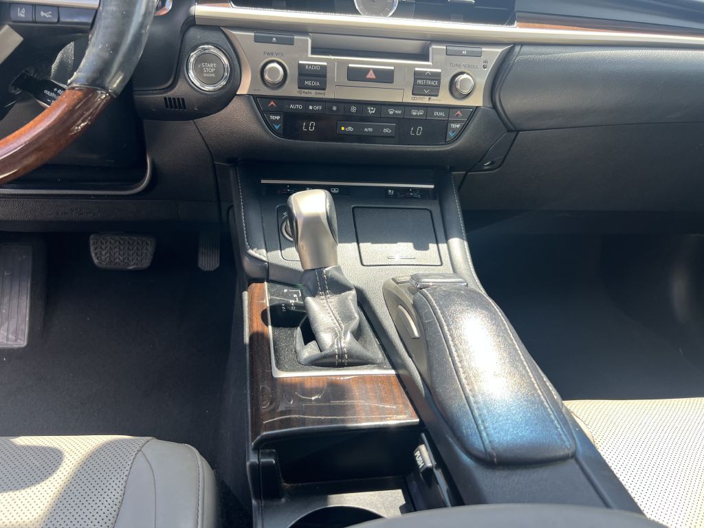 2016 Lexus ES Image 18