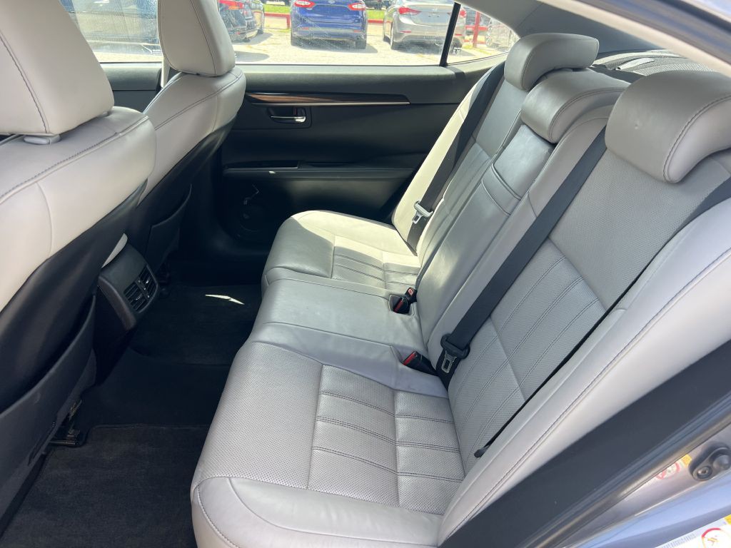 2016 Lexus ES Image 20