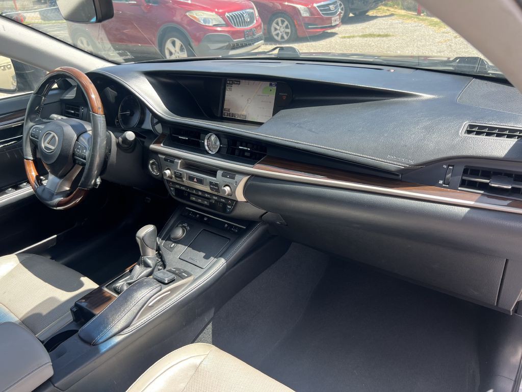 2016 Lexus ES Image 21