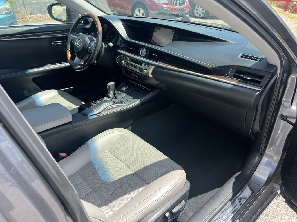2016 Lexus ES Image 22