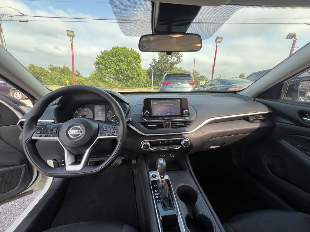 2022 Nissan Altima Image 10