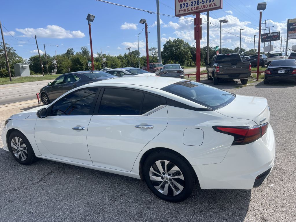 2022 Nissan Altima Image 10