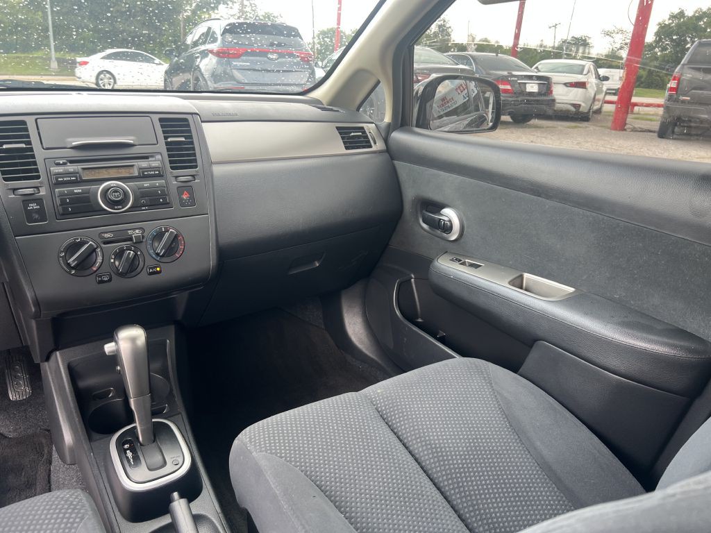 2011 Nissan Versa Image 16