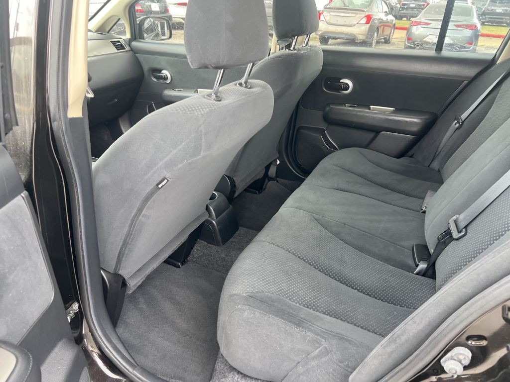 2011 Nissan Versa Image 17
