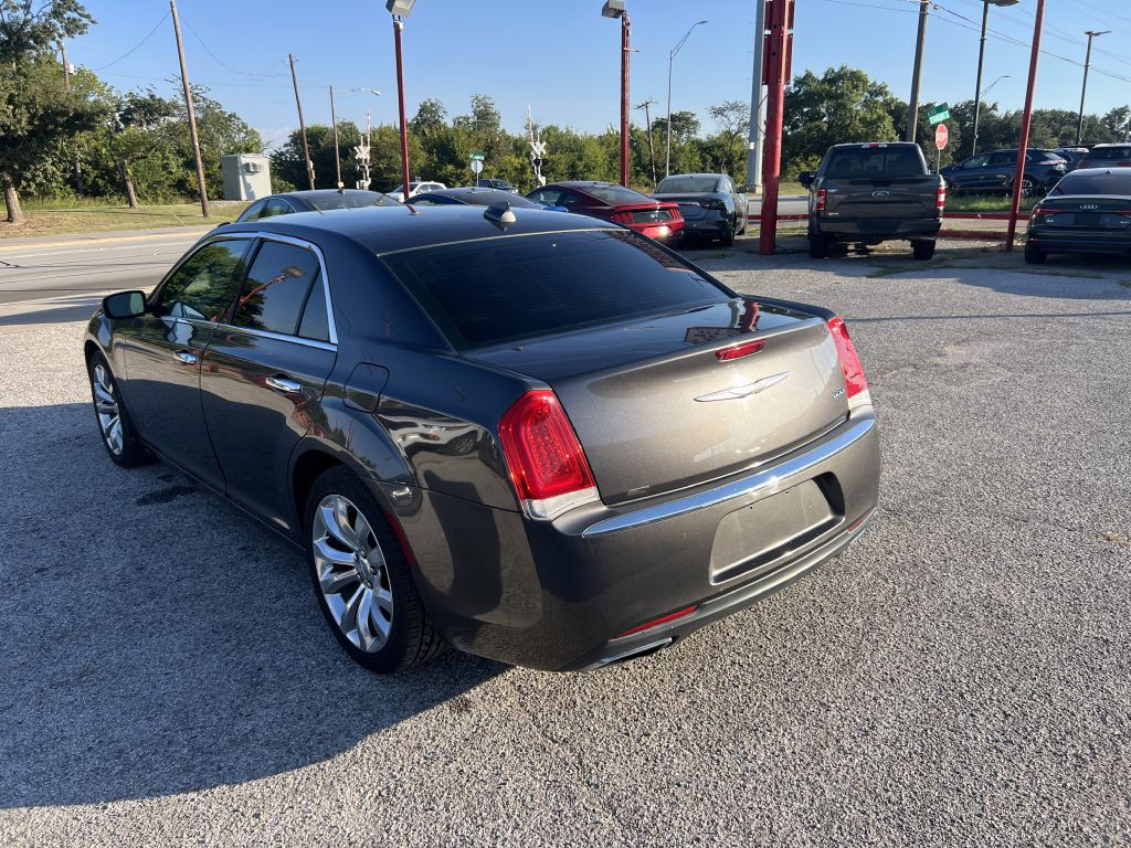 2018 Chrysler 300 Image 8