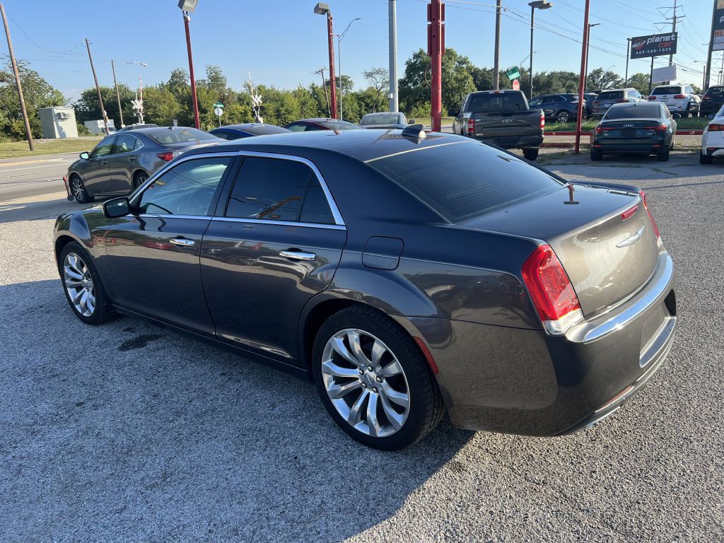 2018 Chrysler 300 Image 9