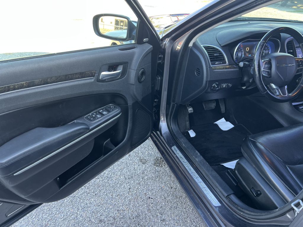2018 Chrysler 300 Image 16