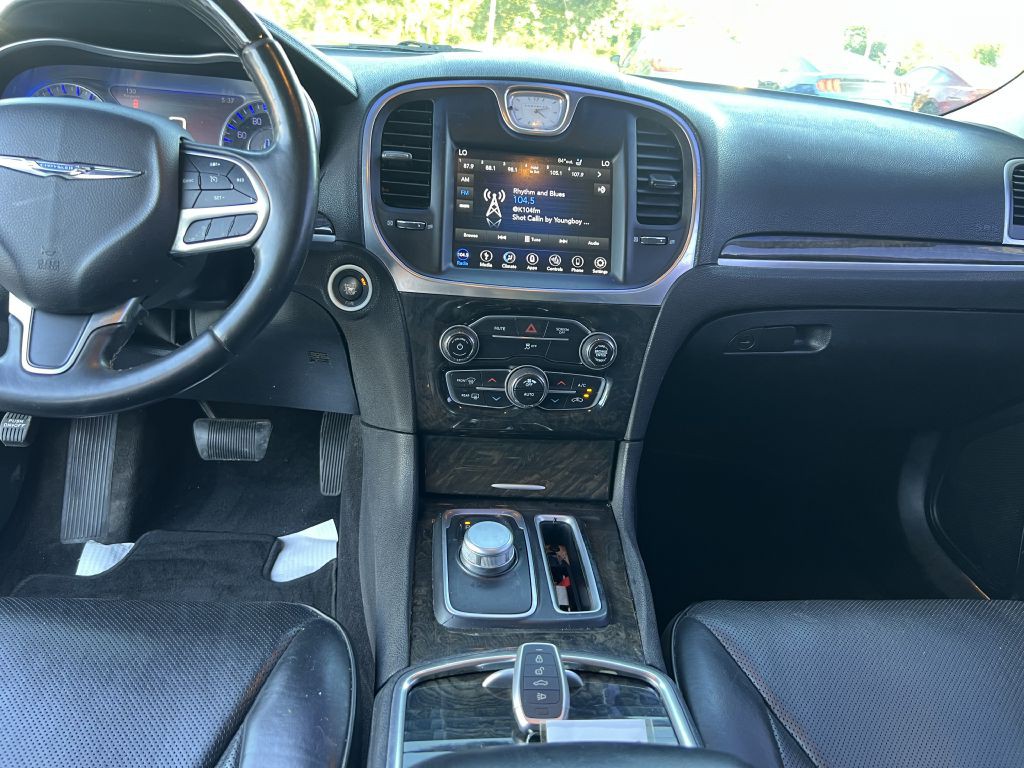 2018 Chrysler 300 Image 19