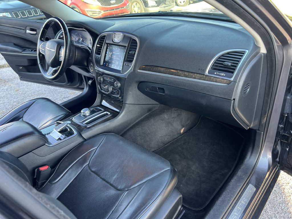 2018 Chrysler 300 Image 23