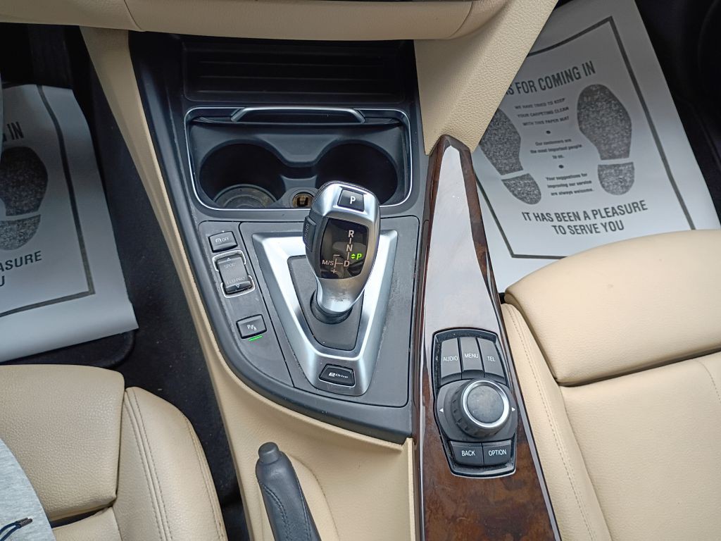 2017 BMW 3 Series Image 16