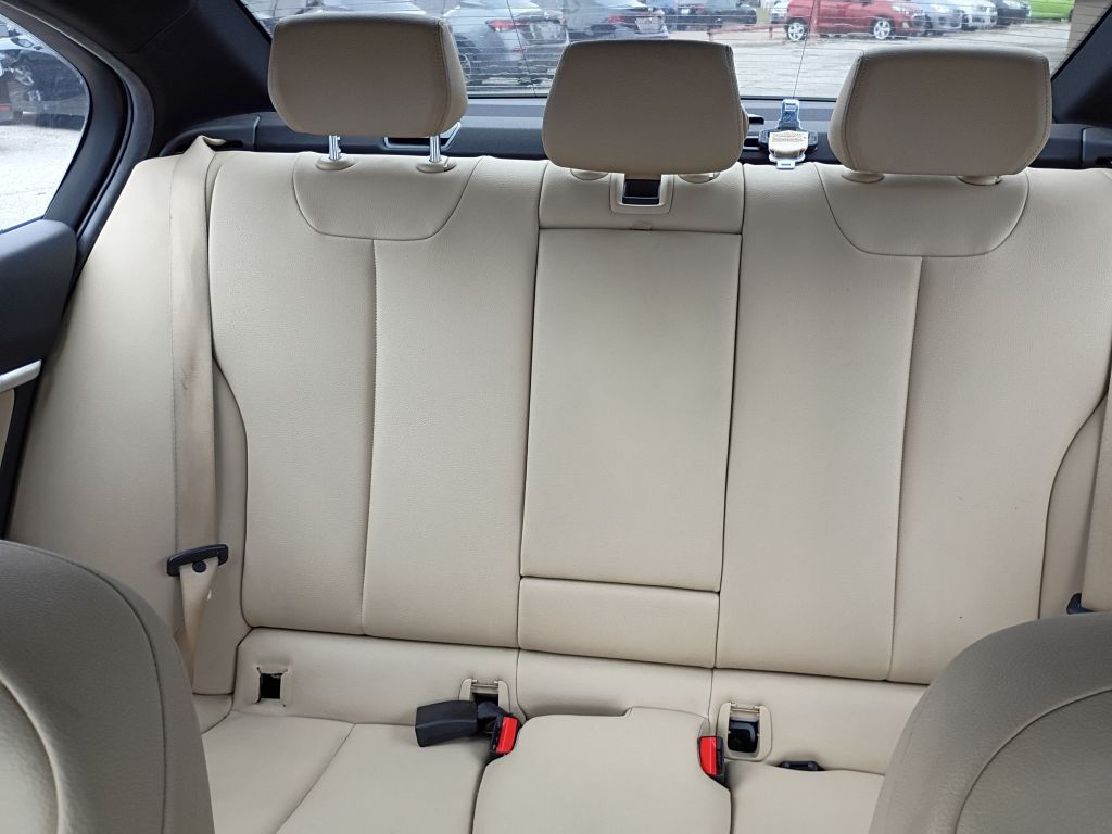 2017 BMW 3 Series Image 17