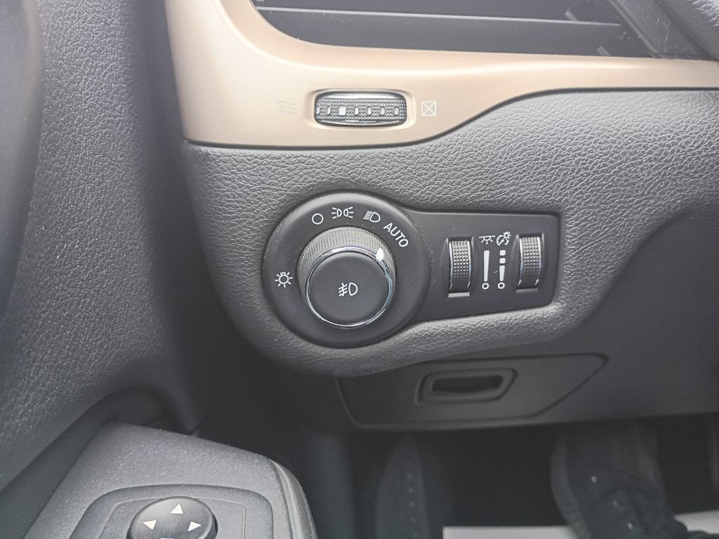 2016 Jeep Cherokee Image 28