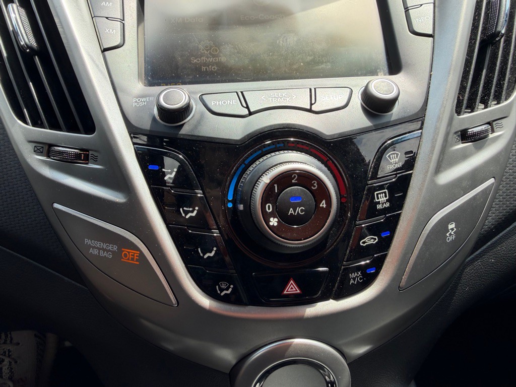 2016 Hyundai Veloster Image 16