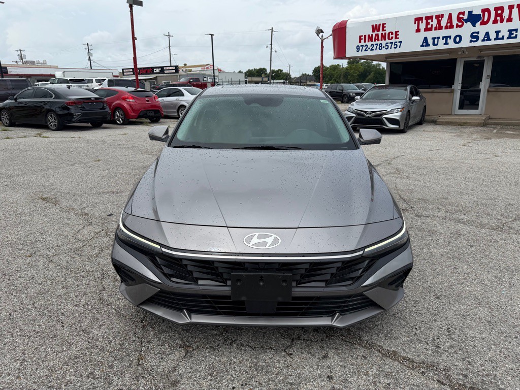 2024 Hyundai Elantra Image 2
