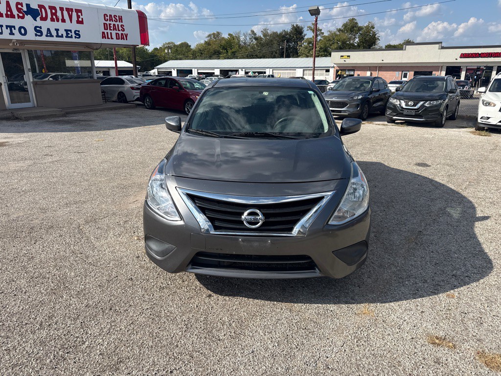 2019 Nissan Versa Image 3