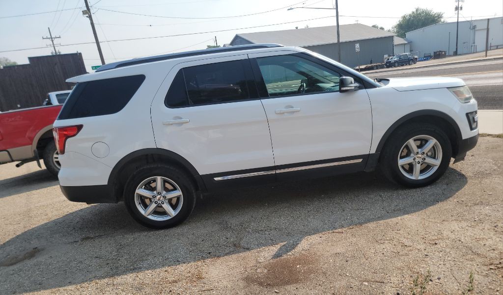 2016 Ford Explorer Image 2