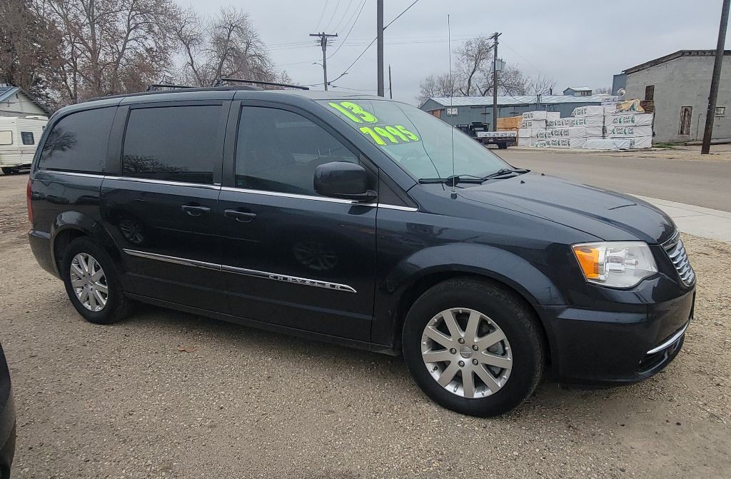 2013 Chrysler Town & Country Image 4