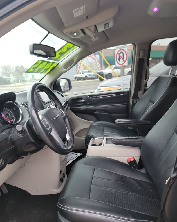 2013 Chrysler Town & Country Image 6