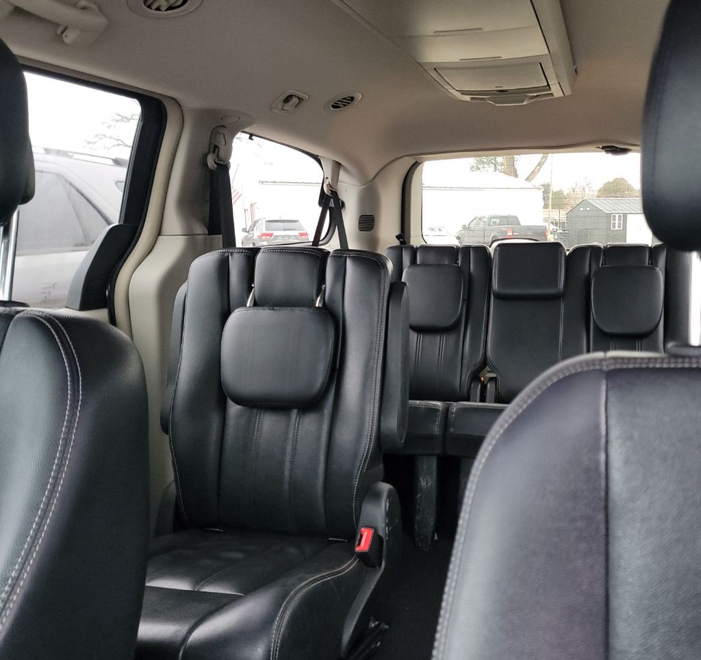 2013 Chrysler Town & Country Image 7