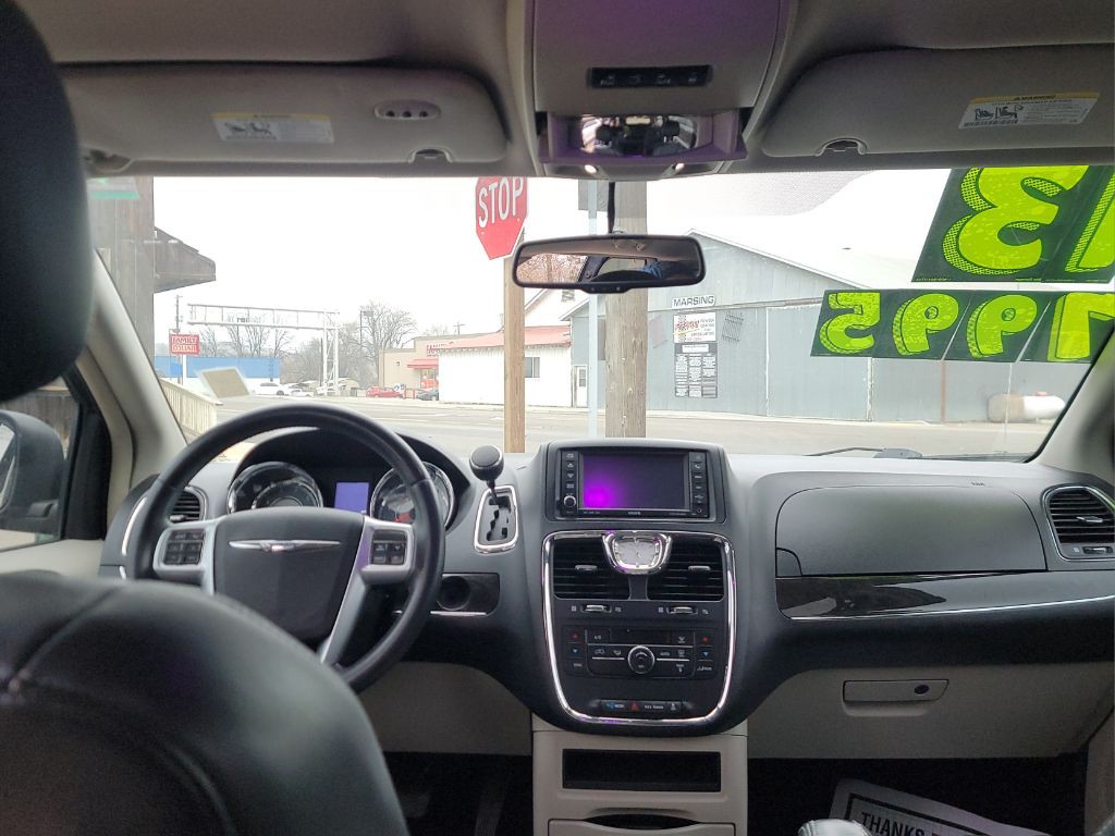 2013 Chrysler Town & Country Image 9