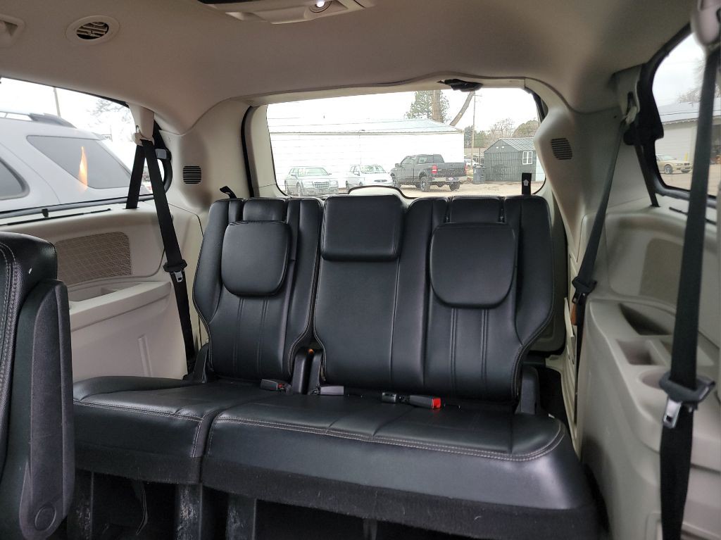 2013 Chrysler Town & Country Image 10