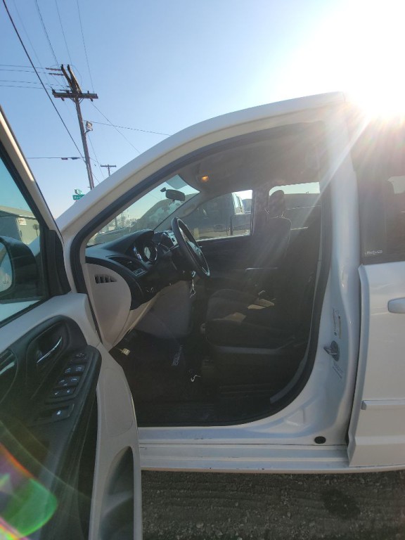 2013 Dodge Grand Caravan Image 2